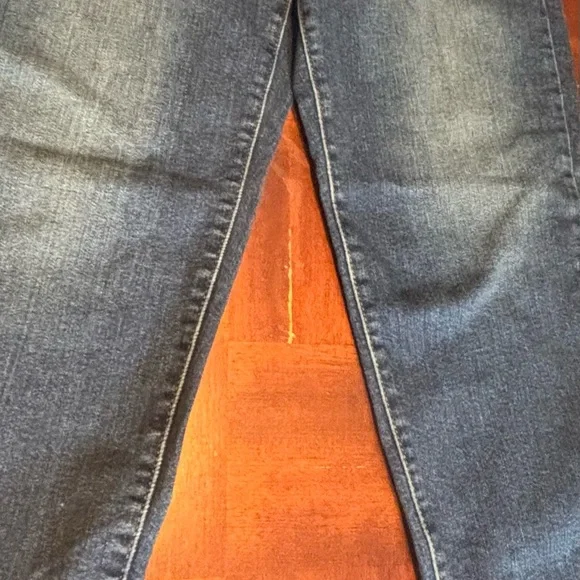 NWT Levi's High Waisted Mom Jeans  Mid Wash Blue 28x29 - Picture 5 of 14